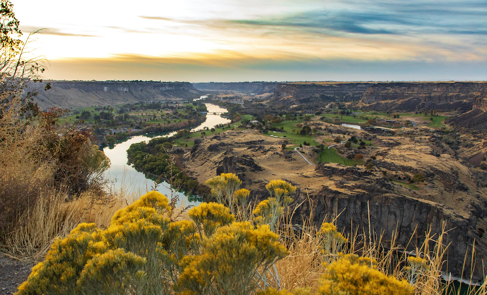 Snake river by Twin Falls at sunset with wild flowers | Glamping Destination | SIXT