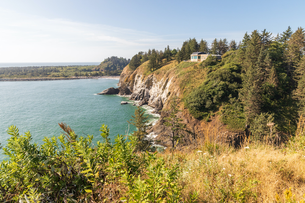USA, Washington State, Ilwaco, Cape Disappointment State Park. The Lewis & Clark Interpretive Center overlooking the Columbia River and Pacific Ocean. | Glamping Destination | SIXT