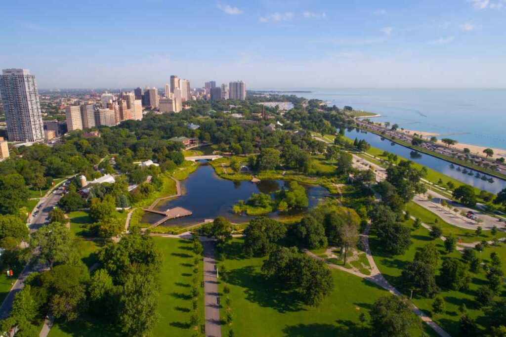 lincoln park with its lake on the shores of Lake Michigan