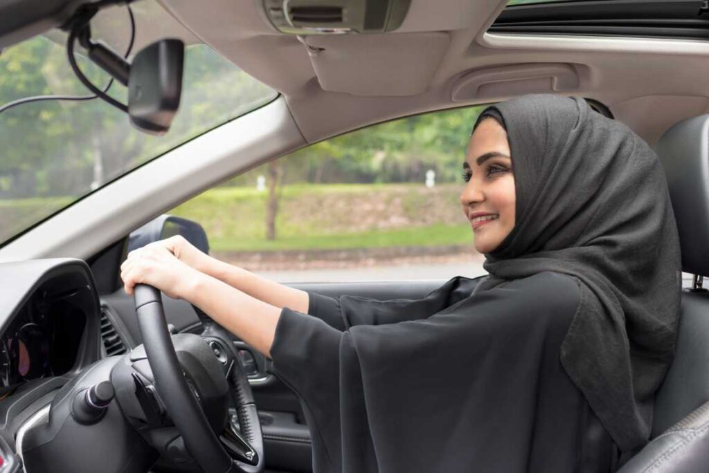 Arab woman dressed in black behind the wheel of a vehicle