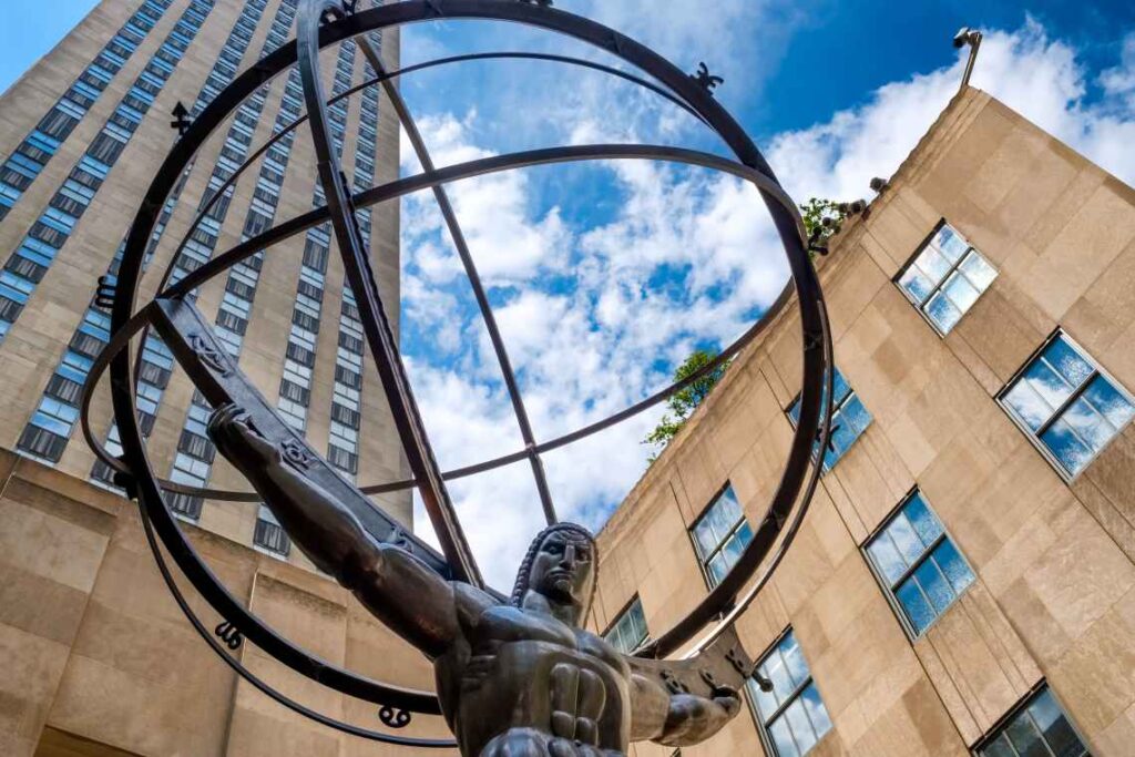 estátua de bronze do atlas em frente ao rockefeller center olhando para o céu