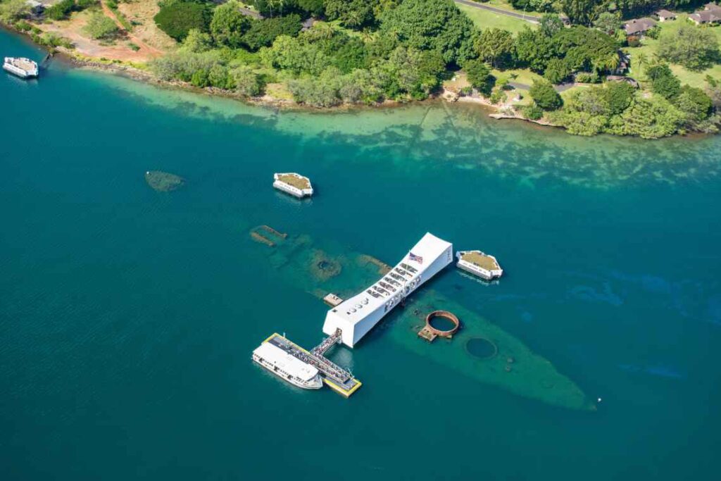 wreck of the uss arizona underwater off of oahu with a memorial on top of it